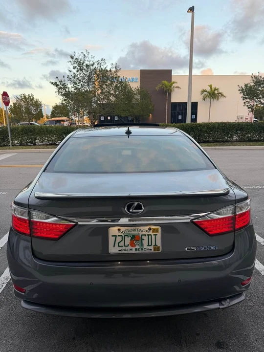 2013 Lexus ES 6th Gen - Image 16 of 20