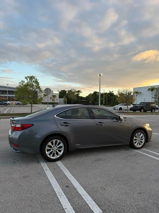 2013 Lexus ES 6th Gen - Image 12 of 20