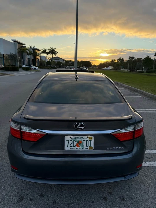 2013 Lexus ES 6th Gen - Image 8 of 20