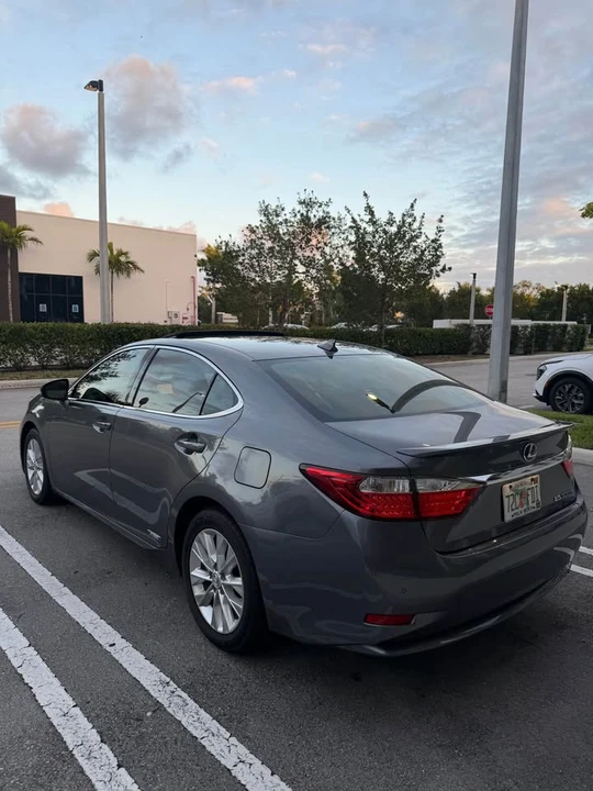 2013 Lexus ES 6th Gen - Image 14 of 20