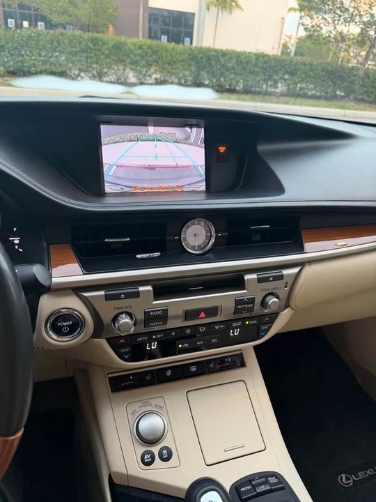 2013 Lexus ES 6th Gen - Image 19 of 20