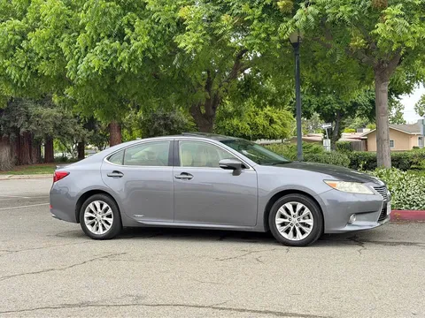 2013 Lexus ES 300h Luxury Sedan