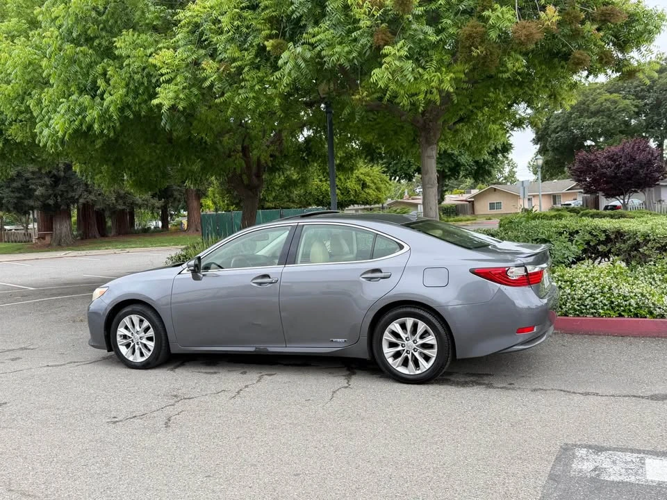 2013 Lexus ES 6th Gen - Image 2 of 9