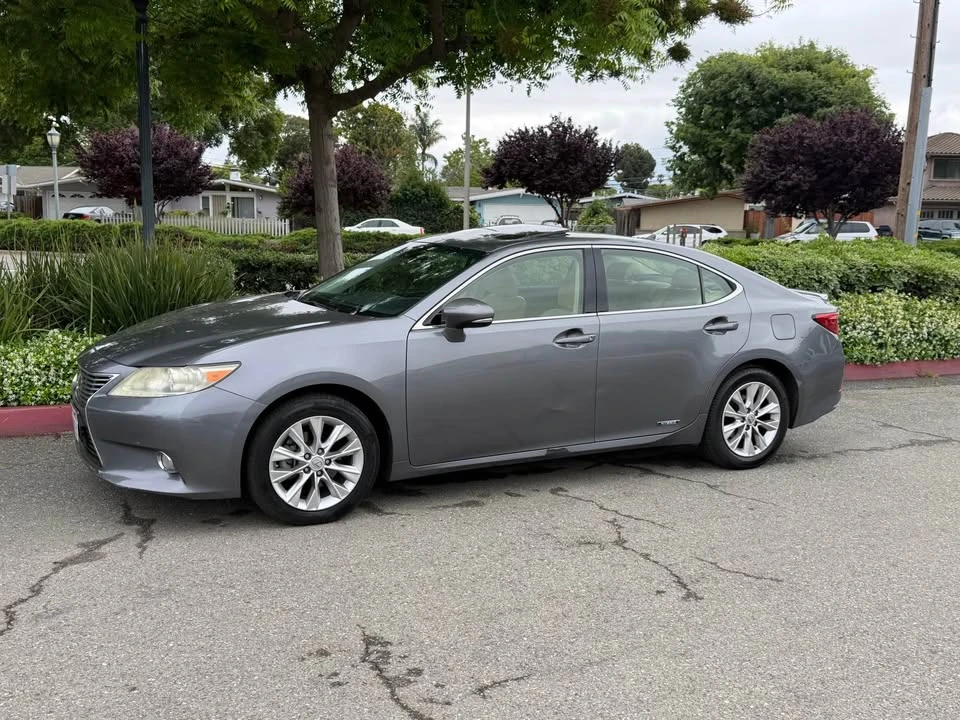 2013 Lexus ES 6th Gen - Image 5 of 9