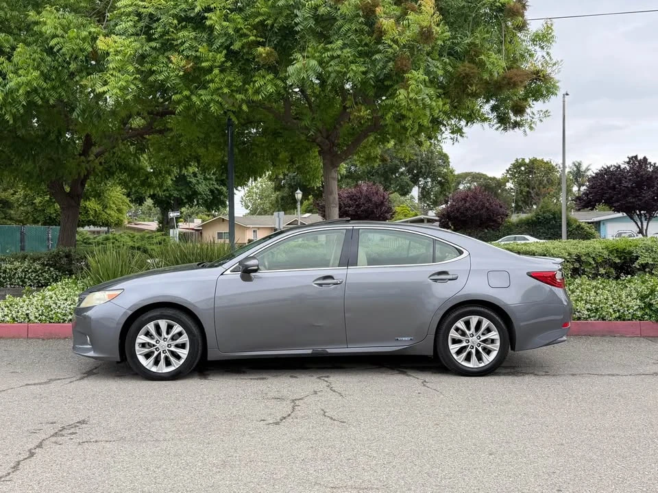 2013 Lexus ES 6th Gen - Image 3 of 9