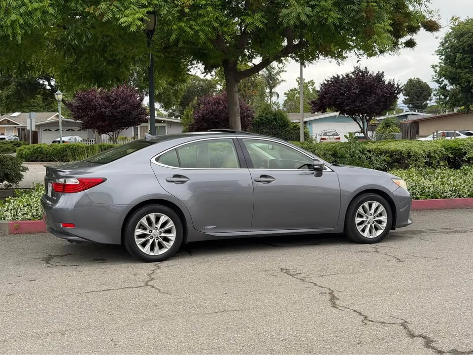 2013 Lexus ES 6th Gen - Image 4 of 9