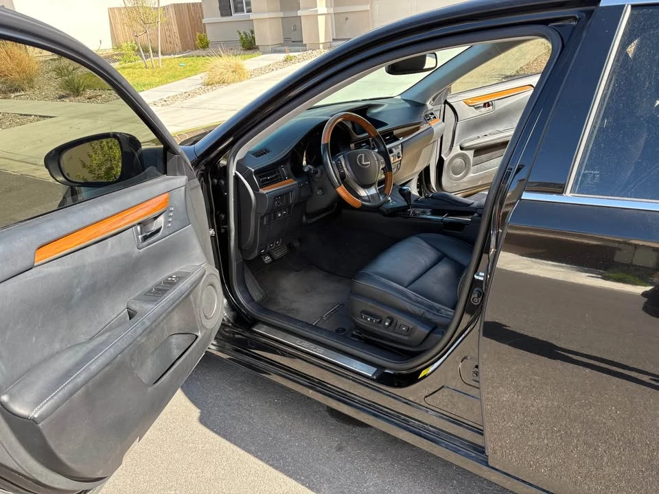 2013 Lexus ES 6th Gen - Image 10 of 13