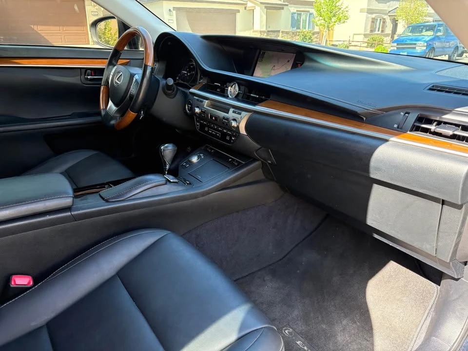 2013 Lexus ES 6th Gen - Image 5 of 13