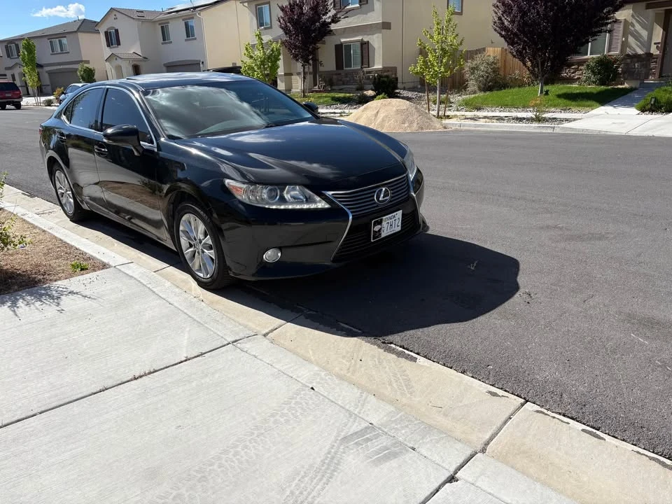 2013 Lexus ES 6th Gen - Image 2 of 13