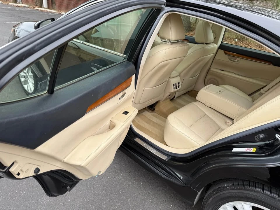 2013 Lexus ES 6th Gen - Image 10 of 18