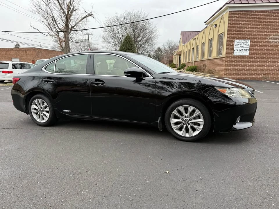 2013 Lexus ES 6th Gen - Image 5 of 18