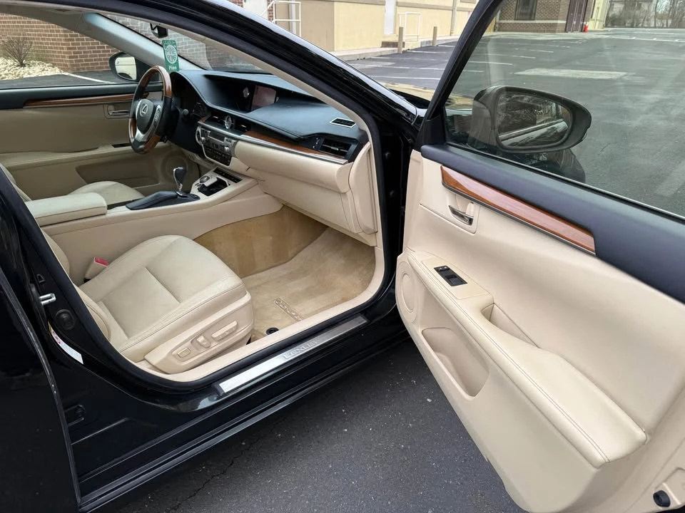 2013 Lexus ES 6th Gen - Image 13 of 18
