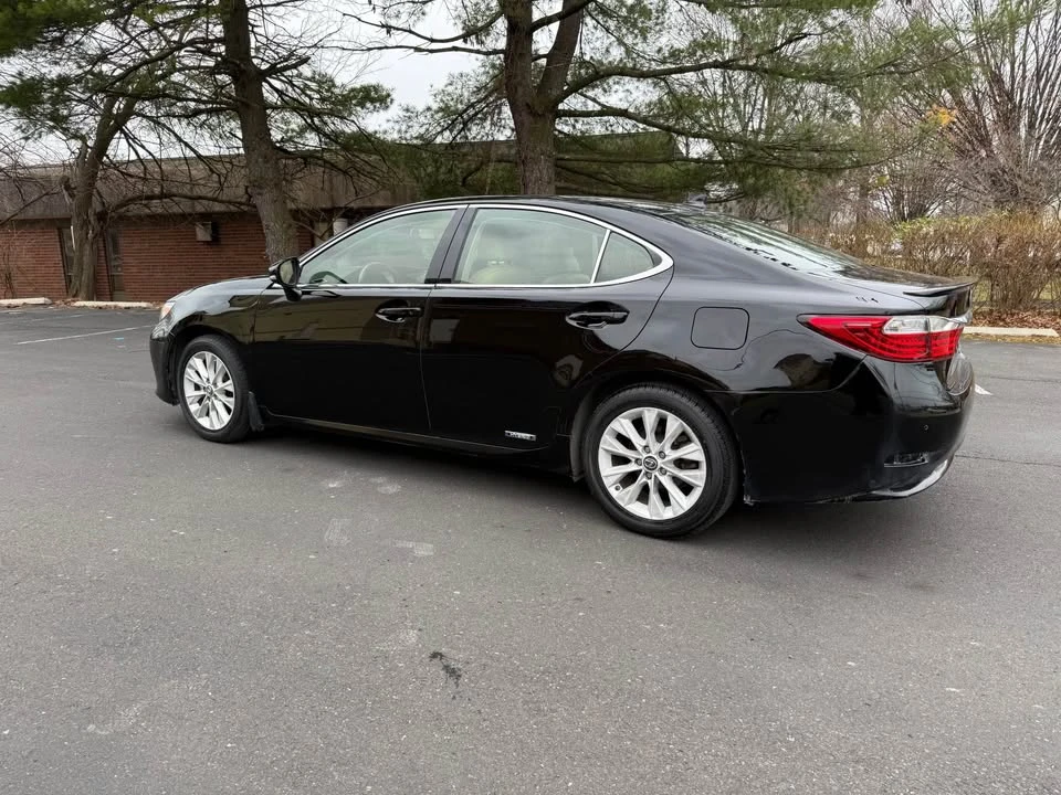 2013 Lexus ES 6th Gen - Image 8 of 18