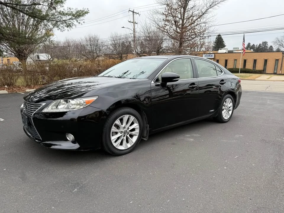 2013 Lexus ES 6th Gen - Image 2 of 18