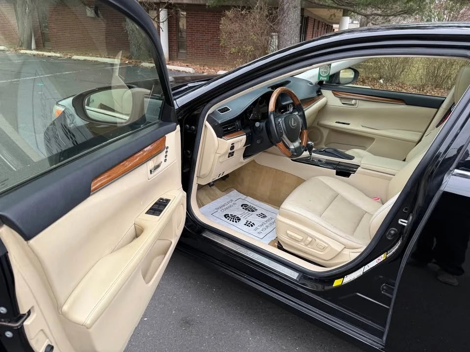 2013 Lexus ES 6th Gen - Image 9 of 19