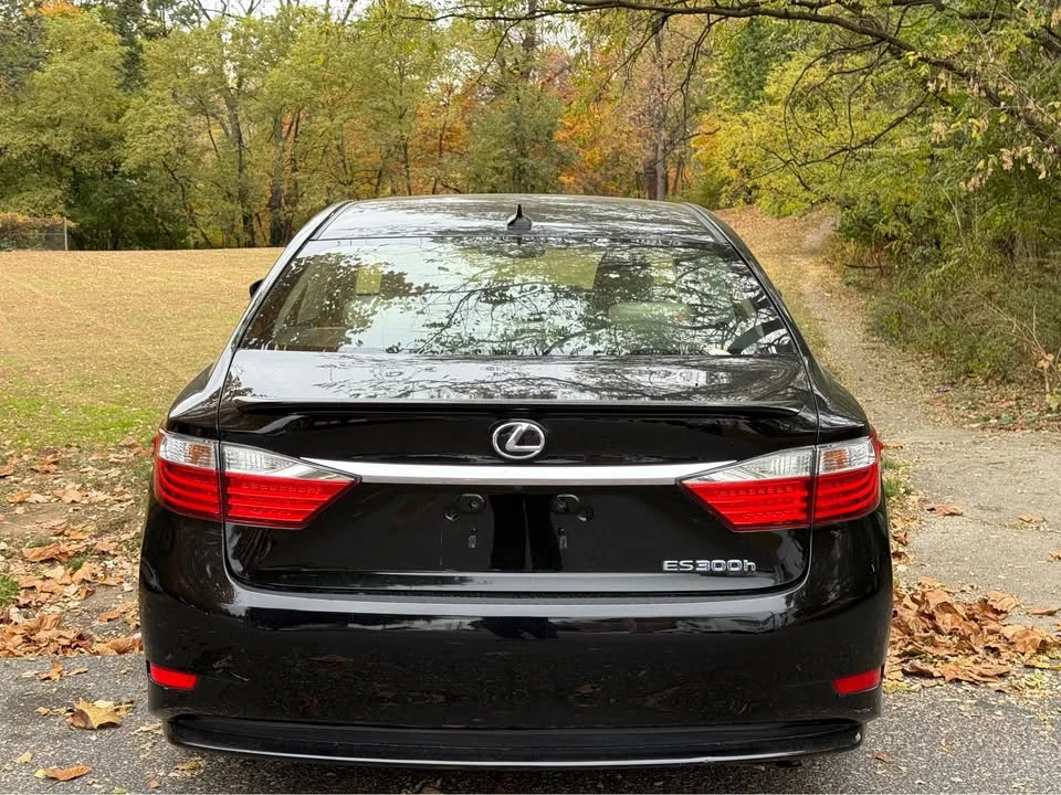 2013 Lexus ES 6th Gen - Image 17 of 18