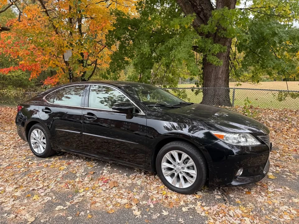 2013 Lexus ES 6th Gen - Image 3 of 18