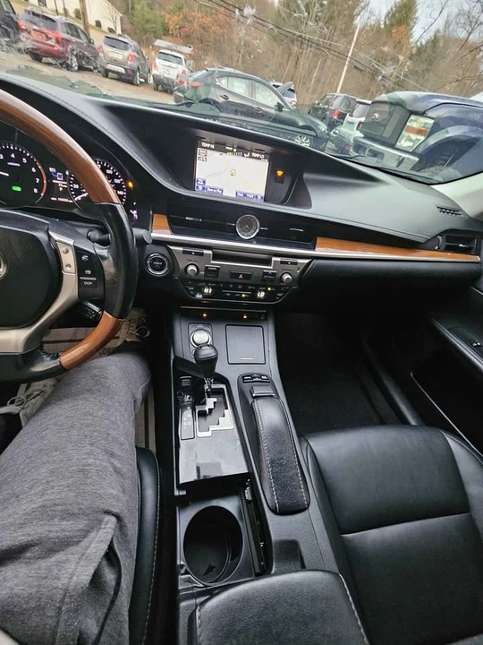 2013 Lexus ES 6th Gen - Image 16 of 18