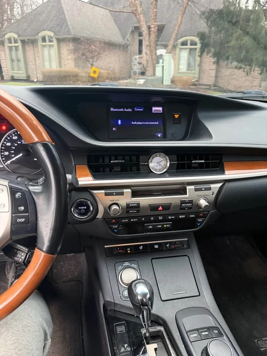 2013 Lexus ES 6th Gen - Image 10 of 14