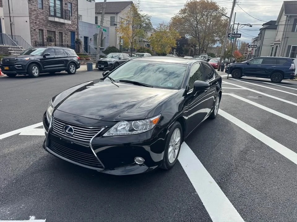 2013 Lexus ES 6th Gen - Image 2 of 16
