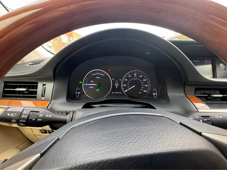 2013 Lexus ES 6th Gen - Image 9 of 16