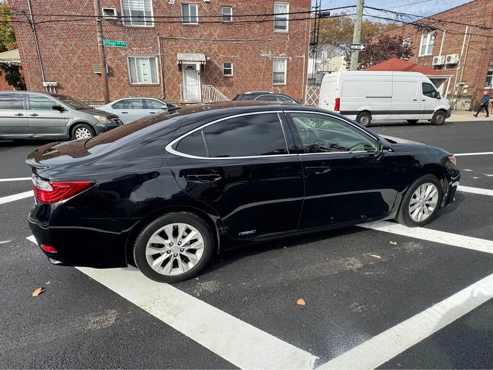 2013 Lexus ES 6th Gen - Image 7 of 16