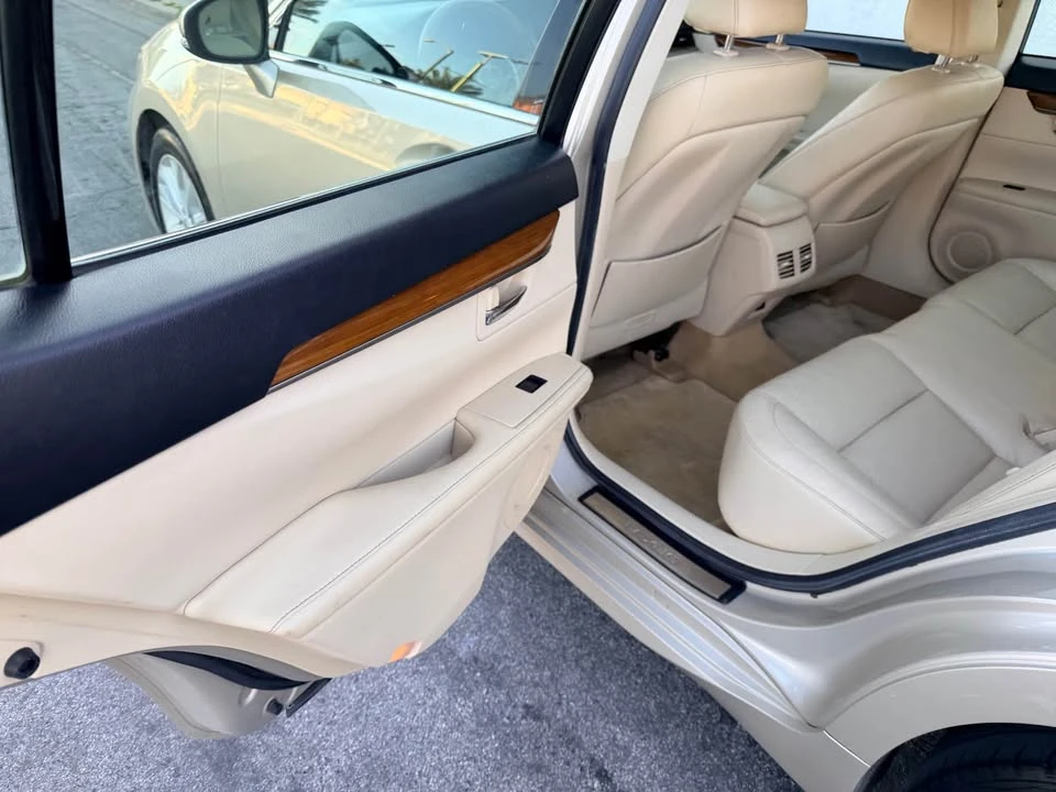 2013 Lexus ES 6th Gen - Image 16 of 18
