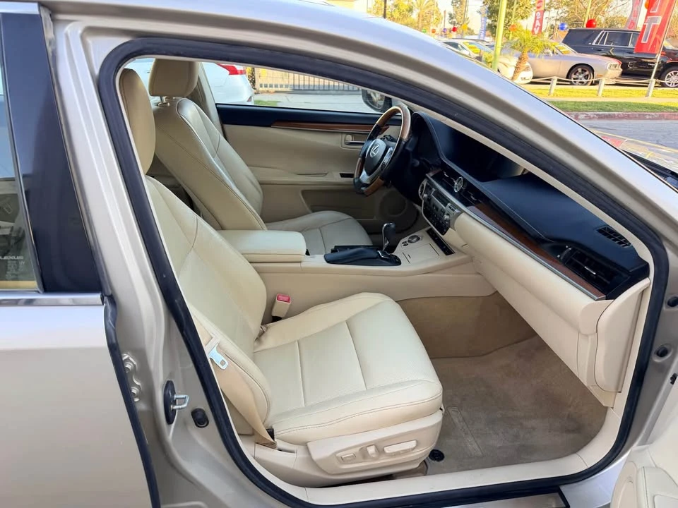 2013 Lexus ES 6th Gen - Image 13 of 18