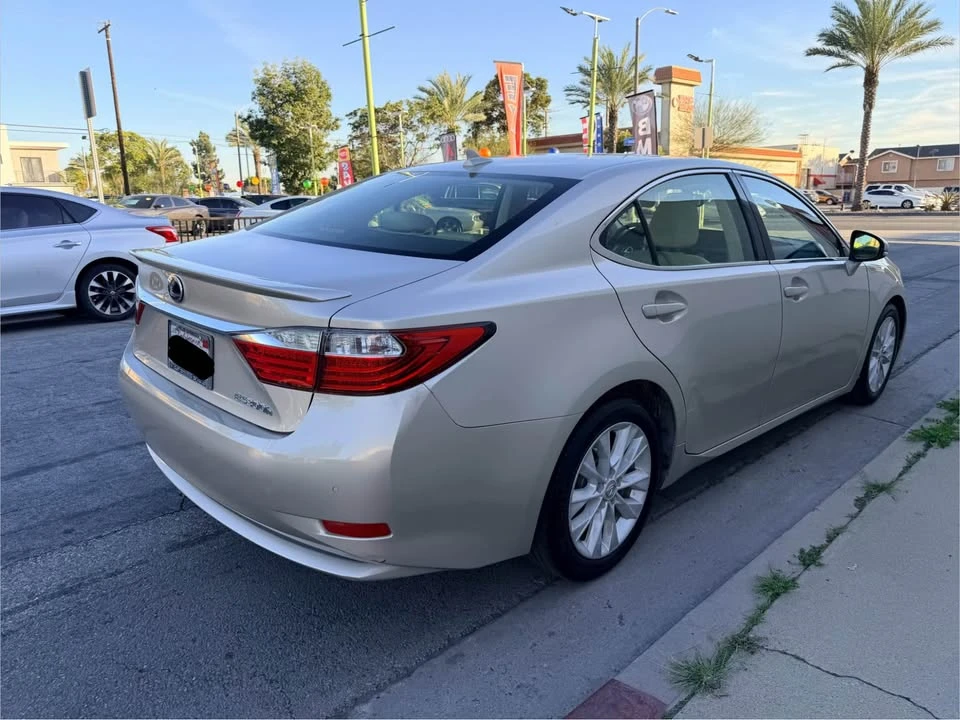 2013 Lexus ES 6th Gen - Image 5 of 18