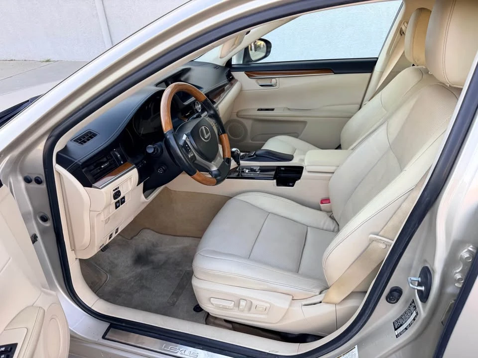 2013 Lexus ES 6th Gen - Image 9 of 18