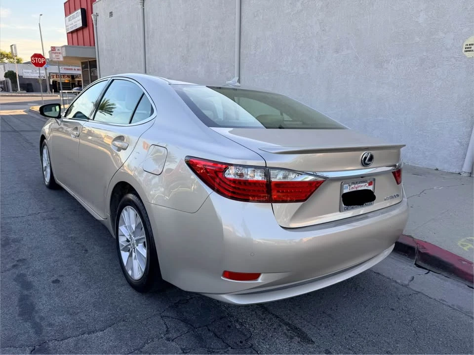 2013 Lexus ES 6th Gen - Image 8 of 18