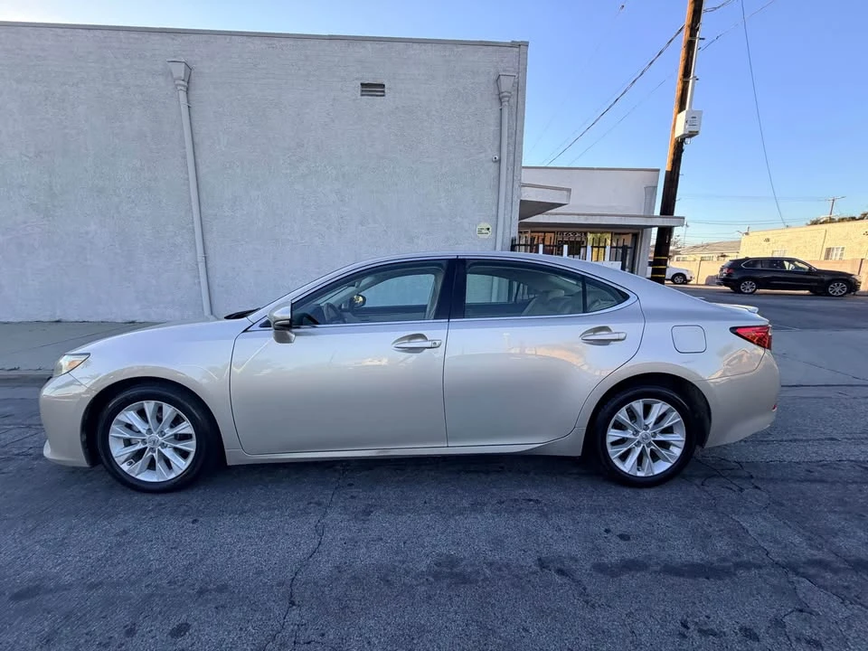 2013 Lexus ES 6th Gen - Image 6 of 18