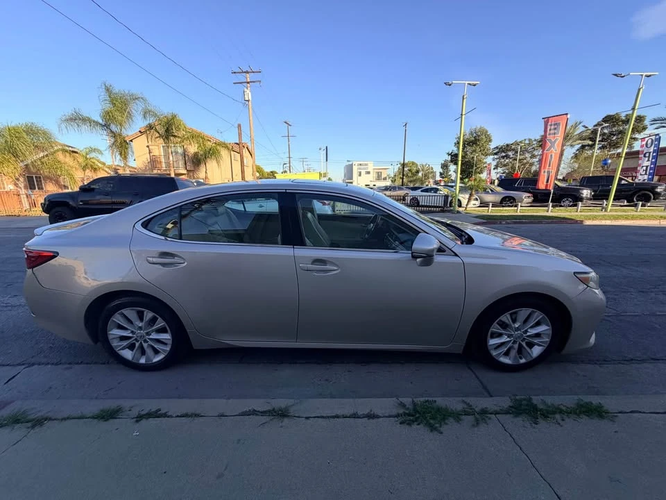 2013 Lexus ES 6th Gen - Image 3 of 18