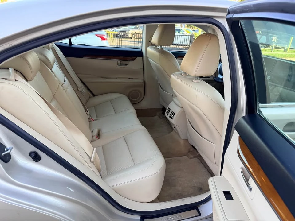 2013 Lexus ES 6th Gen - Image 11 of 18