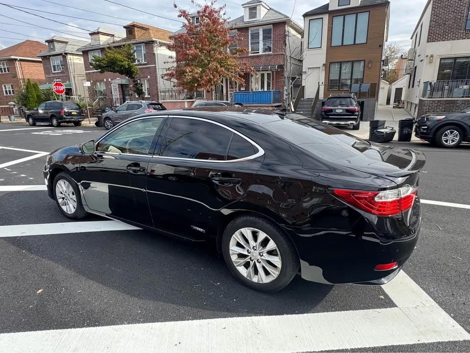 2013 Lexus ES 6th Gen - Image 4 of 16