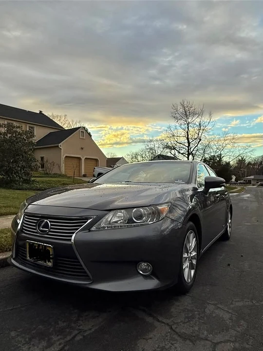 2013 Lexus ES 6th Gen - Image 3 of 8