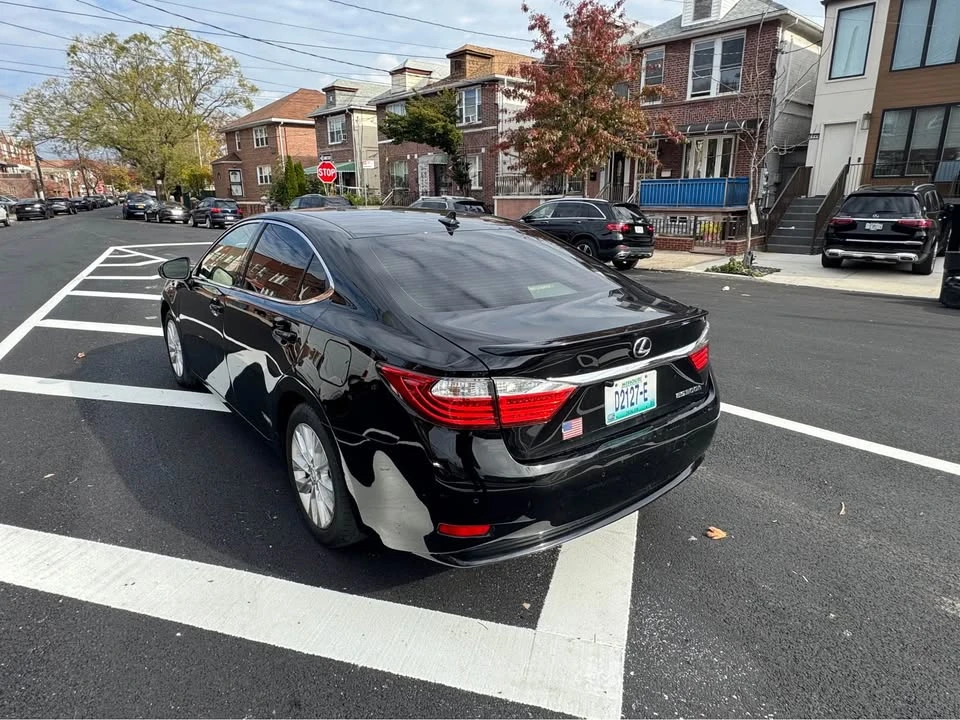 2013 Lexus ES 6th Gen - Image 5 of 16