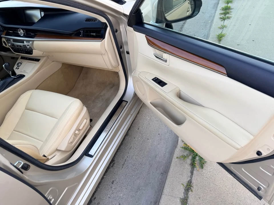 2013 Lexus ES 6th Gen - Image 12 of 18