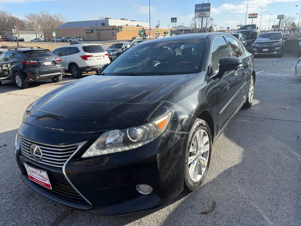 2013 Lexus ES 6th Gen - Image 4 of 15