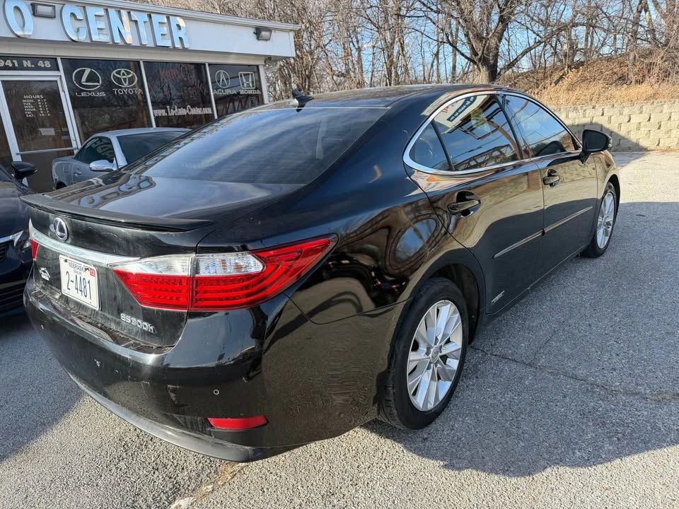 2013 Lexus ES 6th Gen - Image 6 of 15