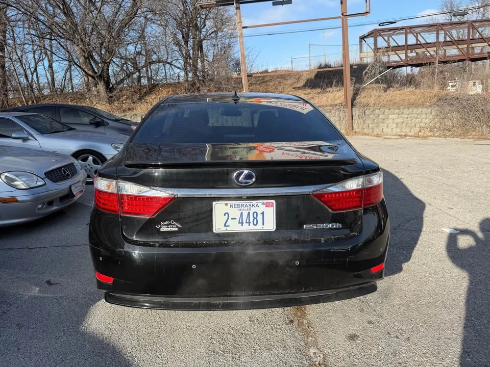 2013 Lexus ES 6th Gen - Image 2 of 15