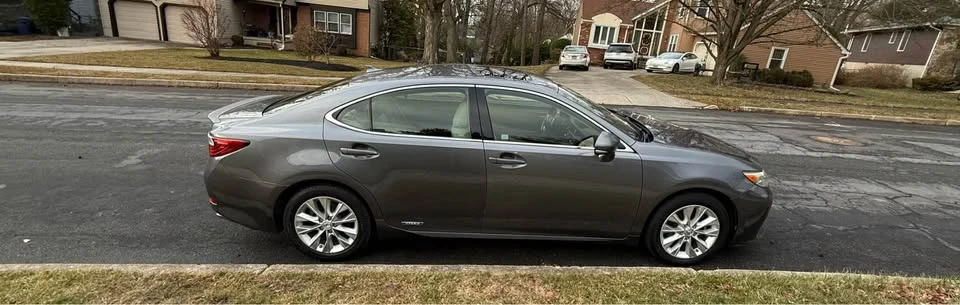 2013 Lexus ES 6th Gen - Image 5 of 8