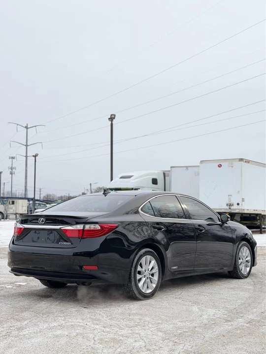 2013 Lexus ES 6th Gen - Image 4 of 10