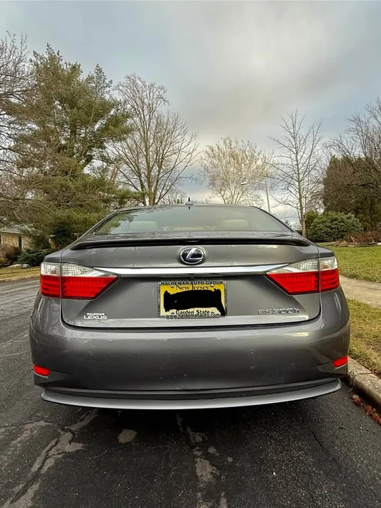 2013 Lexus ES 6th Gen - Image 6 of 8