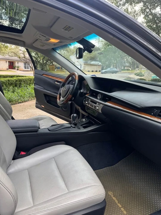 2013 Lexus ES 6th Gen - Image 11 of 16