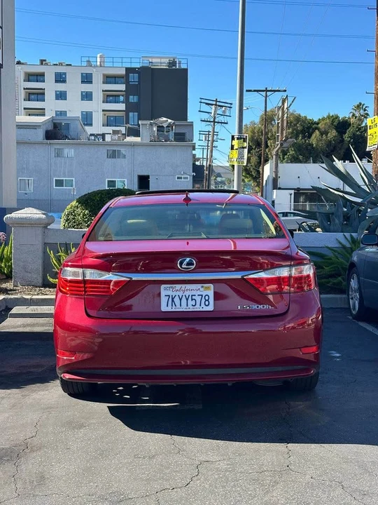2013 Lexus ES 6th Gen - Image 2 of 4