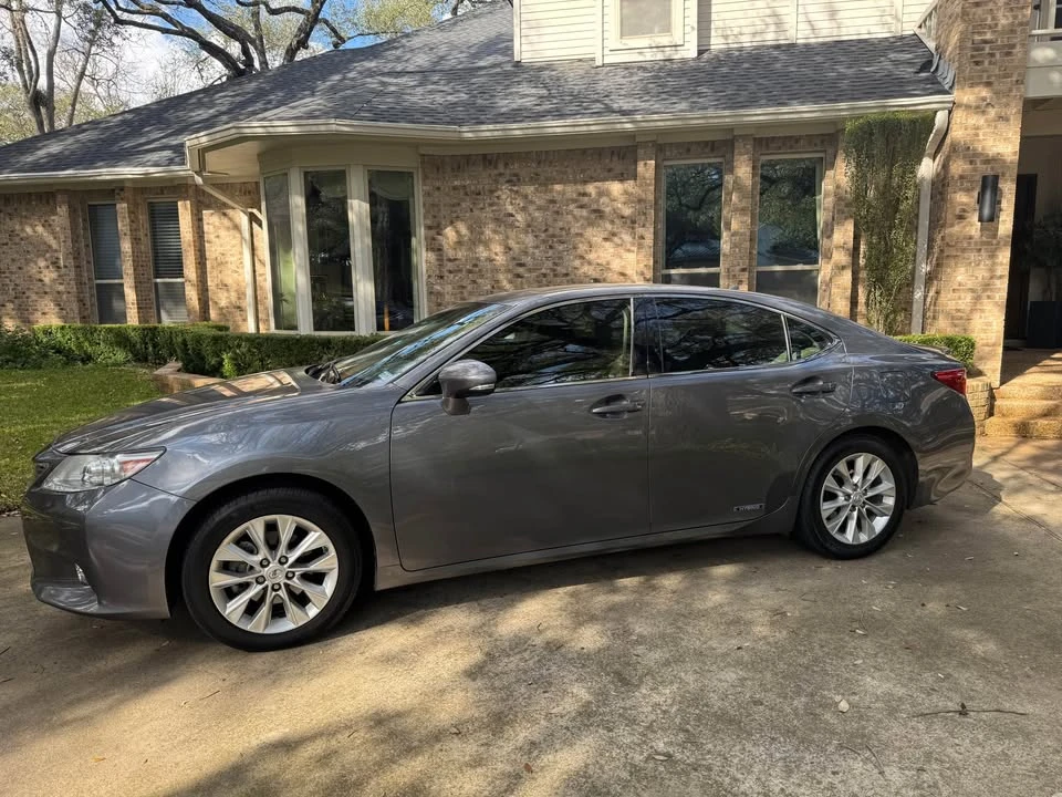 2013 Lexus ES 6th Gen - Image 2 of 16