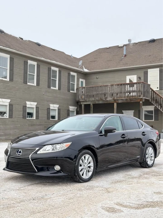 2013 Lexus ES 6th Gen - Image 2 of 10