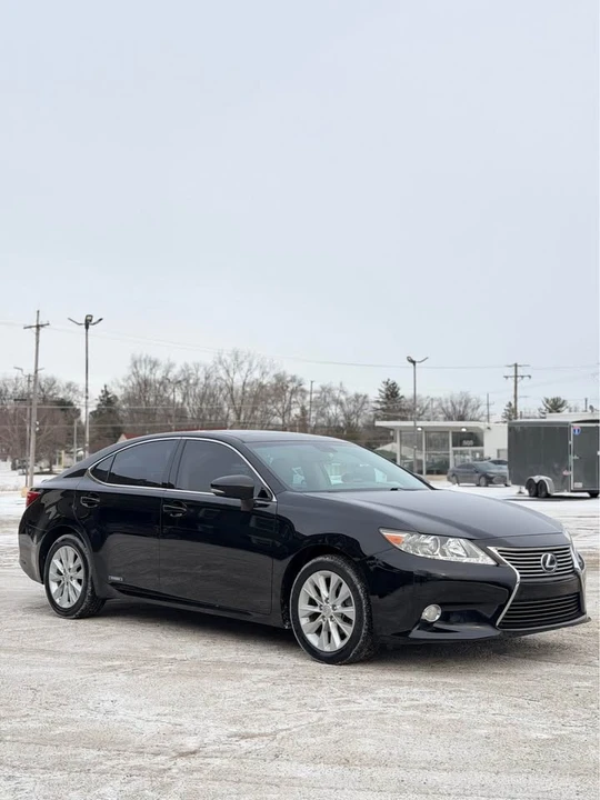2013 Lexus ES 6th Gen - Image 3 of 10