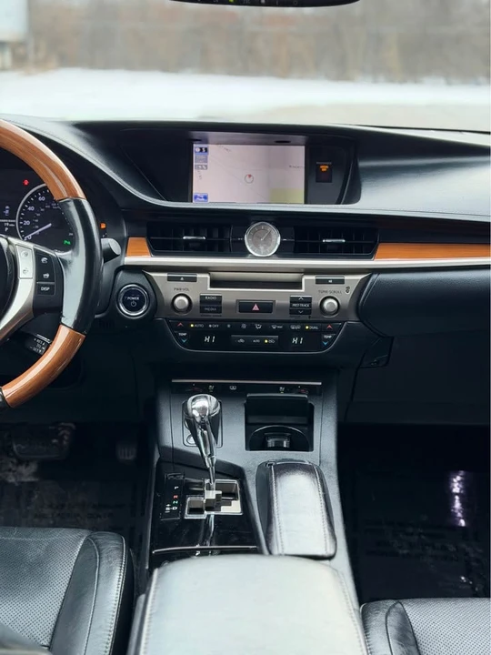 2013 Lexus ES 6th Gen - Image 8 of 10